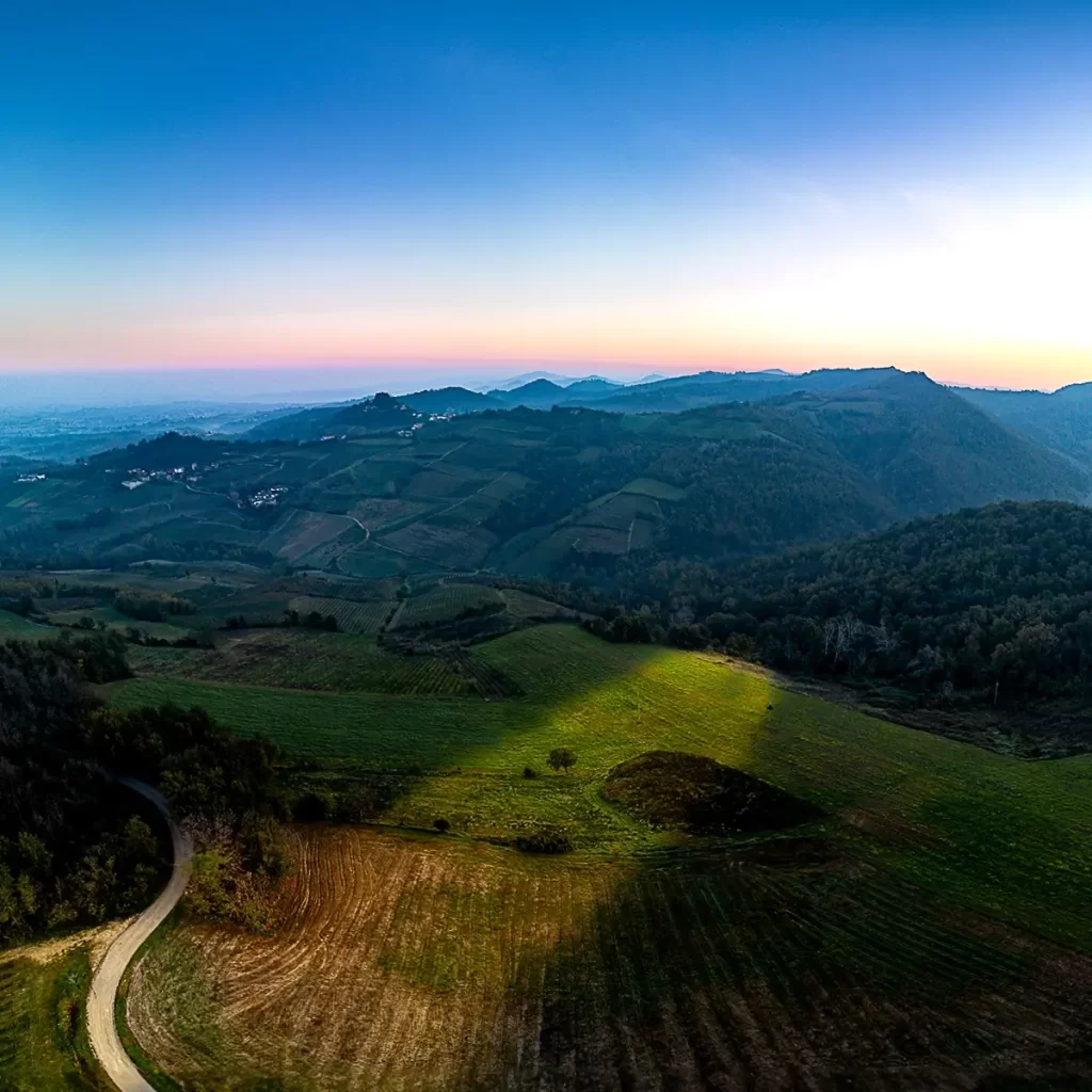 Vista dal Drone delle colline dell'Oltrepò Pavese